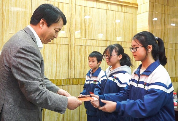 中國華融黨委副書記、監(jiān)事長胡建忠一行赴四川宣漢縣調(diào)研督導(dǎo)扶貧工作