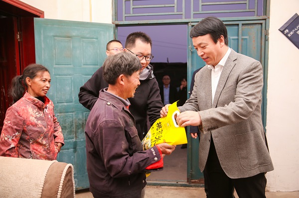 中國華融黨委副書記、監(jiān)事長胡建忠一行赴四川宣漢縣調(diào)研督導(dǎo)扶貧工作